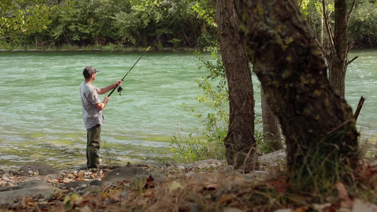 男人在河边钓鱼视频