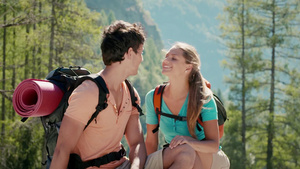 徒步旅行的情侣在岩石上接吻10秒视频