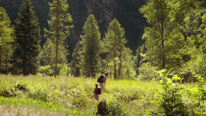 夫妇徒步登山24秒视频