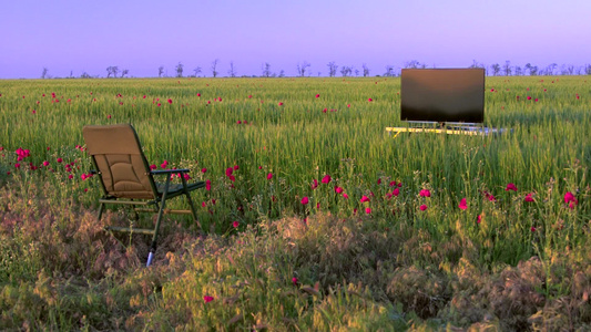 电视机和椅子摆在草原上视频