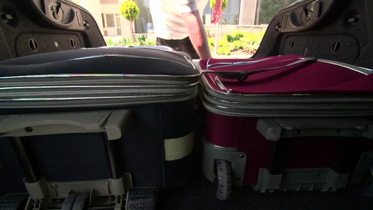 旅行者从汽车后备箱里拿出行李视频