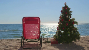 沙滩上的椅子和圣诞树18秒视频