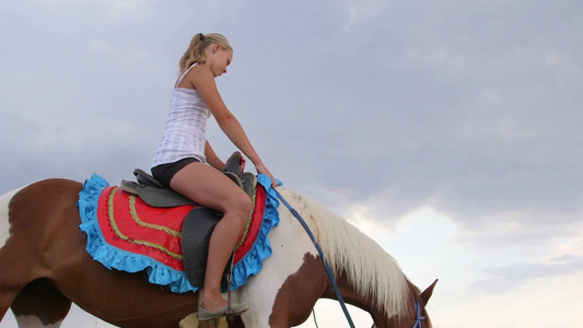 骑马的女孩视频