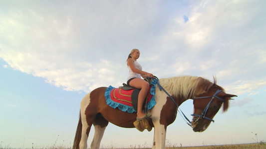 骑马的年轻女孩[乘马]视频