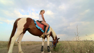 田里女孩在骑着马21秒视频