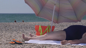 夏天躺在海滩上超重的女人14秒视频