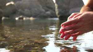 用双手在海边收集清水24秒视频