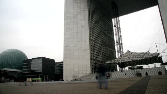 巴国巴黎市中心摩天大楼下来往的行人视频
