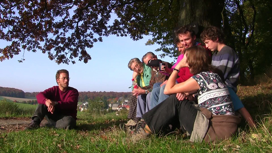 树下休息的一家人[一大家子]视频