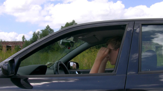开车的男士照镜子[女同胞]视频