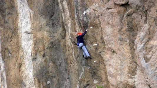 悬崖上的攀岩者[陡壁]视频