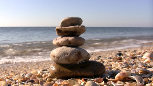 海滩上的石头视频