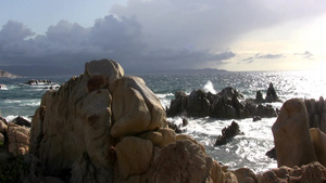 意大利撒丁岛的海岸边的浪花11秒视频