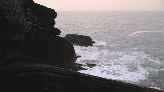 悬崖边的海浪视频