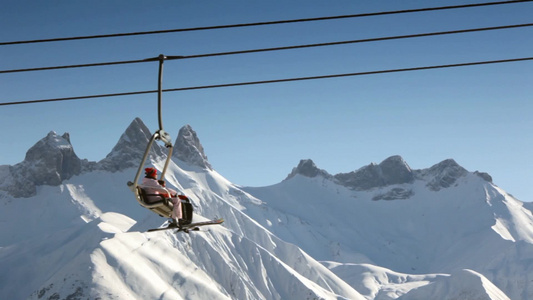 法国阿尔卑斯山雪山滑道缆车视频