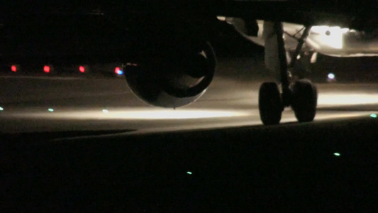 夜晚在机场转弯的飞机视频
