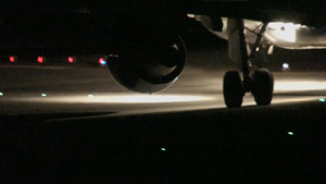 夜晚在机场转弯的飞机8秒视频