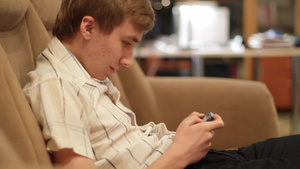青少年拿着手机玩手游21秒视频