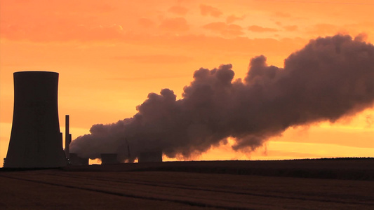 发电厂烟囱排放浓浓烟雾视频