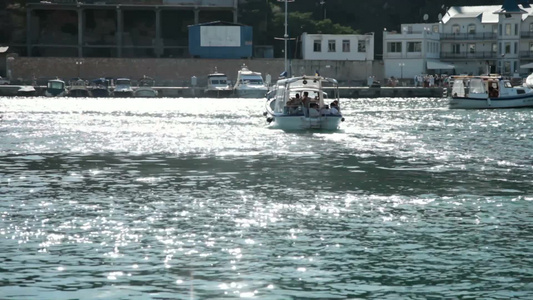 游船从码头启航视频