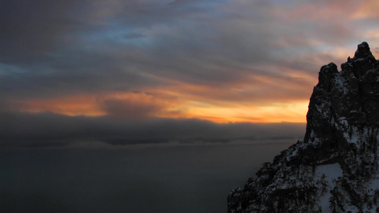 日落时分山顶上的云海视频