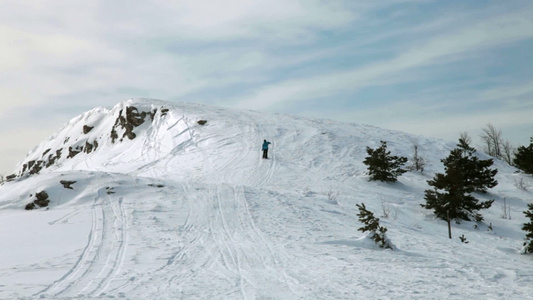 滑雪登山者走在雪山上视频