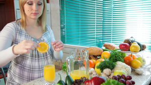 孕妇在厨房里喝橙汁27秒视频