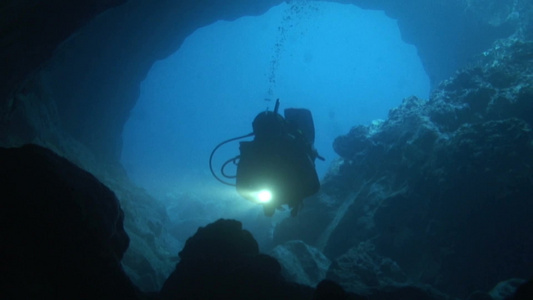 潜水员探索海底洞穴视频