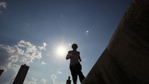 古巴哈瓦那一群年轻人跑步和跳跃的剪影9秒视频