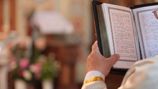 牧师在教堂读圣经视频