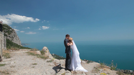 在悬崖边轻吻的年轻夫妻视频