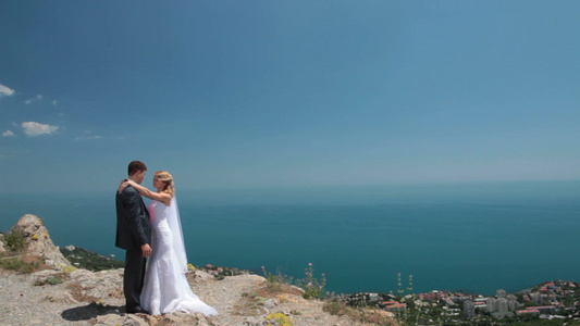 站在悬崖边上新娘和新郎视频