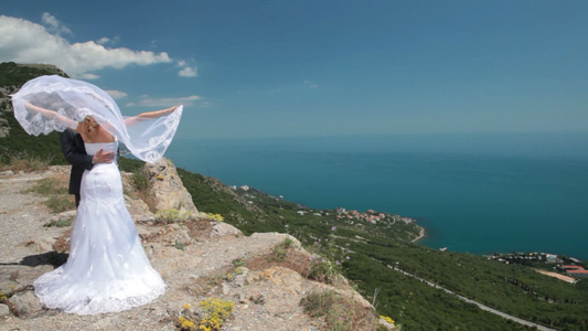 站在悬崖边上的新婚夫妻视频
