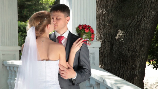 新娘和新郎幸福地相拥在一起[互拥]视频