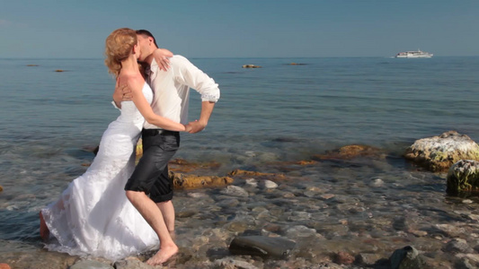 新娘和新郎在海滩上接吻视频