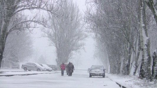 暴风雪的城市街道[狂风暴雪]视频