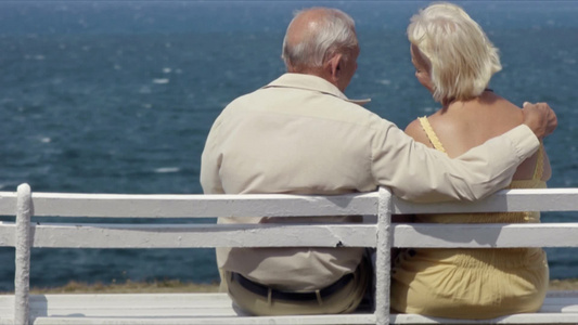 老年夫妇海边长椅聊天度假旅行视频
