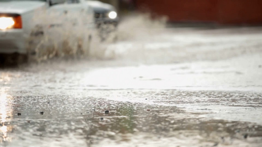 暴雨天气下的车辆视频