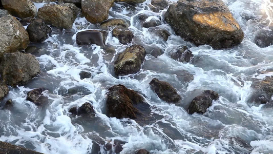 岩石海滩上的海浪视频