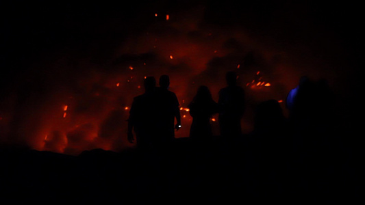 夏威夷活火山爆发的熔岩视频
