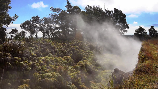 夏威夷活火山炙热熔岩蒸汽上升视频