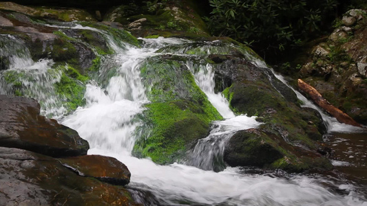 河水落在岩石上视频