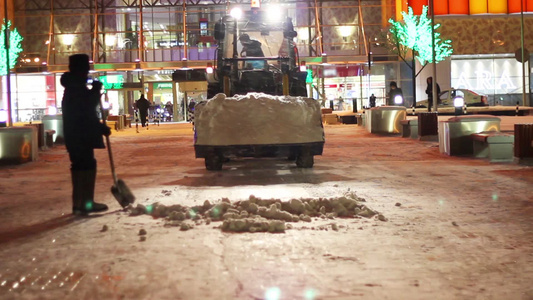 大雪后人们打扫雪视频