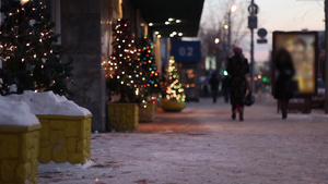 人们走在下雪的街道上15秒视频