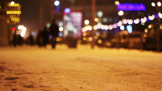 冬季夜晚雪地街景行人延时视频