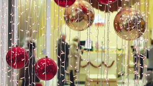 圣诞节节日气氛的商场内购物的客人30秒视频