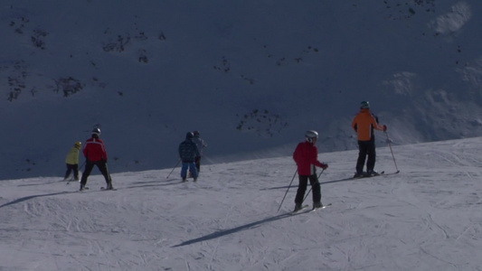 阿尔卑斯山滑雪胜地的滑雪者视频