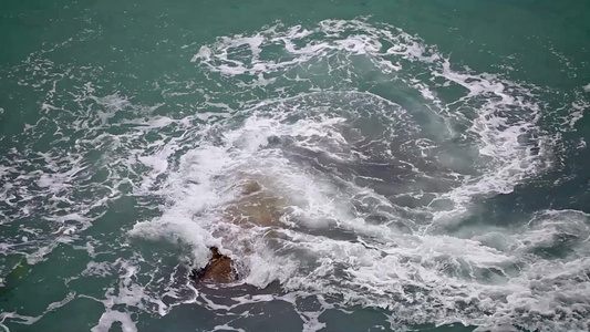 海浪拍打着海中岩石视频