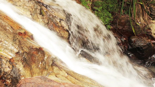 山间流淌的小瀑布视频