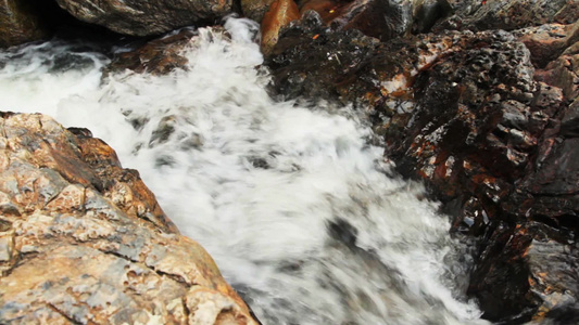 山上流淌下来的溪流[涧水]视频